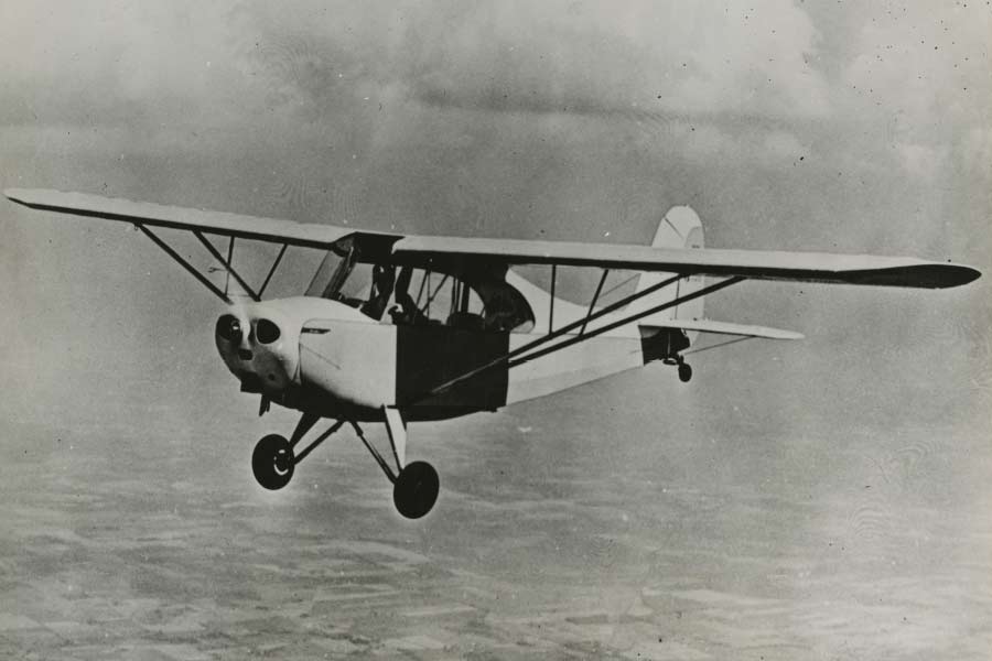 সরলার বিমান চালনার পাঠ নেওয়া শুরু স্বামী এবং শ্বশুরের উৎসাহেই। আবার পড়াশোনা শুরু করেন সরলা। শ্বশুরই তাঁকে ভর্তি করিয়ে দিয়েছিলেন অবিভক্ত ভারতের লাহোরের ফ্লাইং ক্লাবে। 