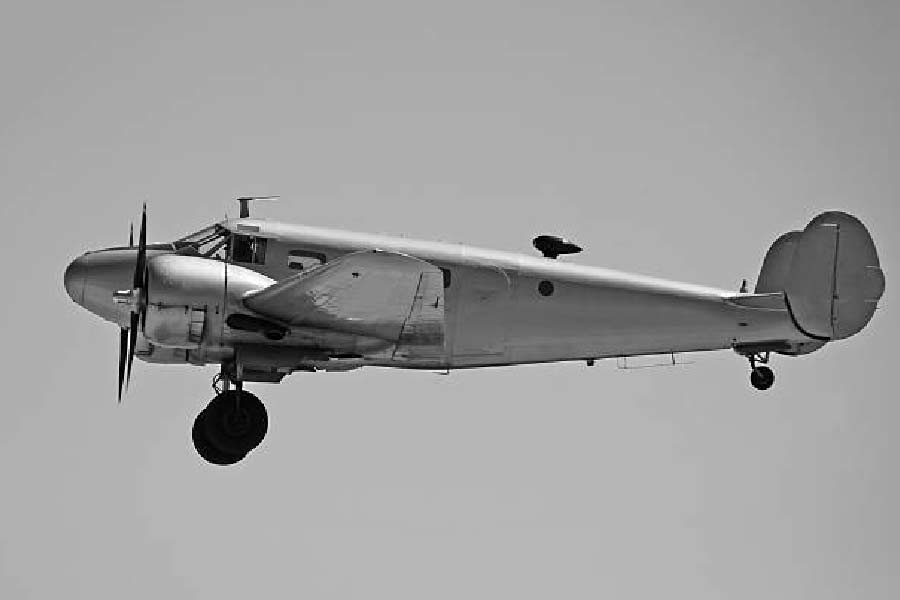 সেখানে সরলা প্রথম বিমান চালানোর লাইসেন্স পেয়েছিলেন ১৯৩৬ সালে। ২১ বছরের সরলার তত দিনে পাইলট হিসাবে ১০০০ ঘণ্টা আকাশে ওড়া হয়ে গিয়েছে। 