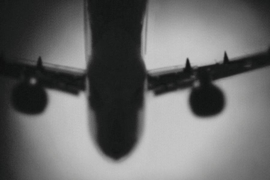 পাইলট হিসাবে অনুমোদন পাওয়ার তিন বছরের মাথায় স্বামীকে হারান সরলা। ১৯৩৯ সালে একটি বিমান দুর্ঘটনায় মারা যান শর্মা। সরলা তখন ২৫ বছরের তরুণী। তাঁর কোলে দুই শিশুকন্যা। বড়টির বয়স সাত। ছোটটি তিন বছরের।  