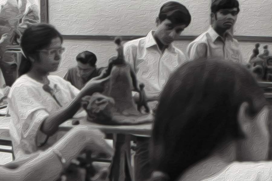 মানসিক ভাবে বিপর্যস্ত সরলা এই সময়ে ফিরে যান লাহোরে। মায়ো স্কুল অফ আর্টসে বাংলার চিত্র কলা বিষয়ে ডিপ্লোমা করেন। পরে দেশভাগের পর দুই মেয়েকে নিয়ে ফিরে আসেন দিল্লিতে। 