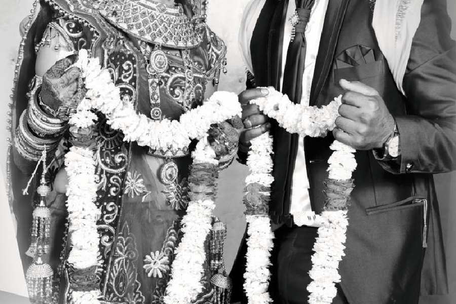 দিল্লিতে ফিরে দ্বিতীয় বার বিয়ে করেন সরলা। আর্যসমাজের সদস্য হওয়ায় দ্বিতীয় বিয়েতে অসুবিধা ছিল না বিশেষ। বরং আর্যসমাজে বিধবাদের পুনর্বিবাহে উৎসাহই দেওয়া হত। তরুণী সরলার সঙ্গে আলাপ হয় পি পি ঠাকরালের । সেই আলাপই গড়ায় বিয়েতে। 