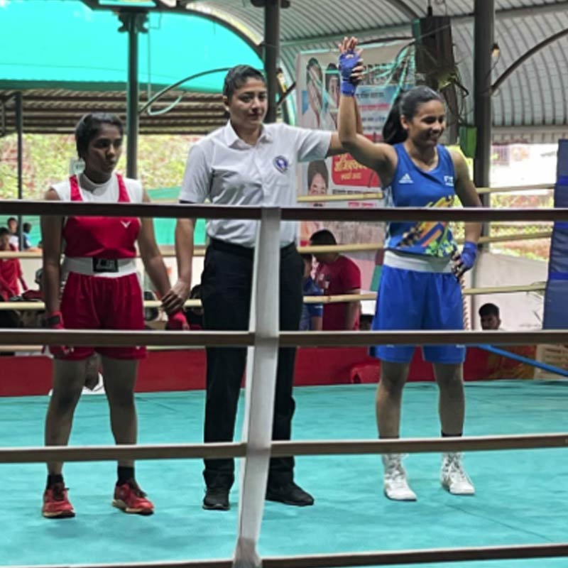 ওই প্রতিযোগিতার কয়েক মাস আগে জাতীয় সাব-জুনিয়র বক্সিং প্রতিযোগিতায় চ্যাম্পিয়ন হয়েছিলেন দেবিকা। সে সময় স্বীকার করে নিয়েছিলেন, হরিয়ানার মেয়েদের কসরতের পদ্ধতি এবং বক্সিং রিংয়ে তাঁদের শরীরী চলনে তিনি মুগ্ধ।