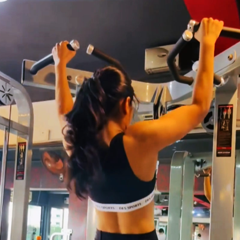 দেবিকার বক্সার হওয়ার সফর অবশ্য সহজ ছিল না। রোগা, ছোটখাটো চেহারার মেয়েটিকে স্কুলের শিক্ষিকারা ‘মেয়েদের মতো হাবভাব’ করার পরামর্শ দিতেন। দেবিকা বলেছিলেন, ‘‘স্কুলে অনেকেই ‘টমবয়’ বলত। এমনকি, কয়েক জন শিক্ষিকা তো ‘মেয়েদের মতো’ হতে বলেছিলেন। তবে সে সবে পাত্তা দিইনি। এখন সোনা জেতার পর সকলেই আমার প্রশংসা করছেন। অনেকেই আমার জয় নিয়ে গর্বিত।’’