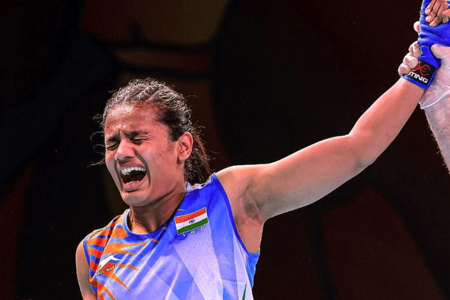 দেশীয় মঞ্চেও নিজেকে প্রতিষ্ঠিত করে ফেলেছেন দেবিকা। ২০১৭ সালে বক্সিংয়ের পশ্চিমাঞ্চলীয় চ্যাম্পিয়নশিপে সোনা জয়। পরের বছর রাজ্যের সেরা বক্সার হিসাবেও সোনার পদক জেতেন তিনি।