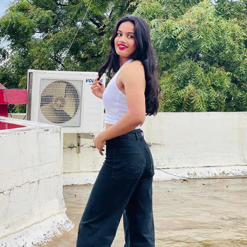 বক্সিংয়ের পাশাপাশি অন্য রিংয়েও বেশ নাম কুড়িয়েছেন এই কিশোরী। সমাজমাধ্যমে তাঁর রিলস সব সময়ই প্রশংসা পায়। তা সে তাঁর ওজন তোলার ভিডিয়ো হোক বা বলিউডি গানে ছন্দ মেলানোর চেষ্টা— সবেতেই হিট দেবিকা।