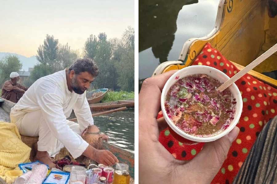 শিকারায় চা বানাচ্ছেন মুস্তাক।