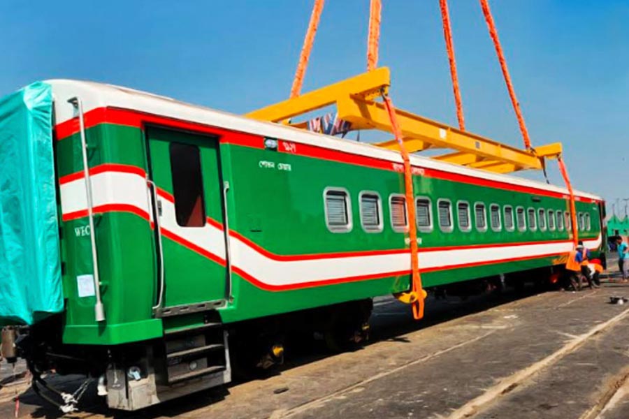 পদ্মা সেতুর উপর দিয়ে চলছে গাড়ি। আর নীচে তৈরি করা হচ্ছে রেলপথ। সেখান দিয়েই ছুটবে ট্রেন। এই প্রকল্পের জন্য চিন থেকে ১০০টি নতুন ব্রডগেজ কোচ আনা হবে। তার মধ্যে প্রথম ধাপে ১৫টি কোচ নিয়ে আসা হল। 