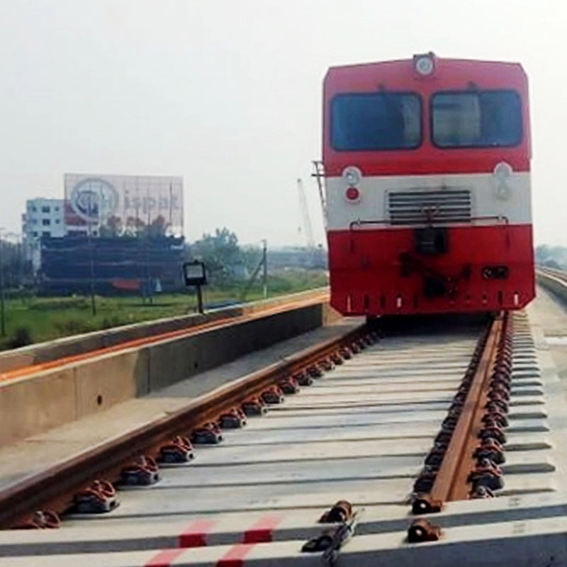 পদ্মা সেতুতে পাথরবিহীন রেলপথ তৈরি করা হচ্ছে। পুরোদমে তার কাজ চলছে। ও পার বাংলার রেল কর্তপৃক্ষ জানিয়েছেন যে, আগামী বছরের জুন মাসেই বাংলাদেশের ‘গর্বের সেতু’ দিয়ে রেল পরিষেবা শুরু করা হবে। 