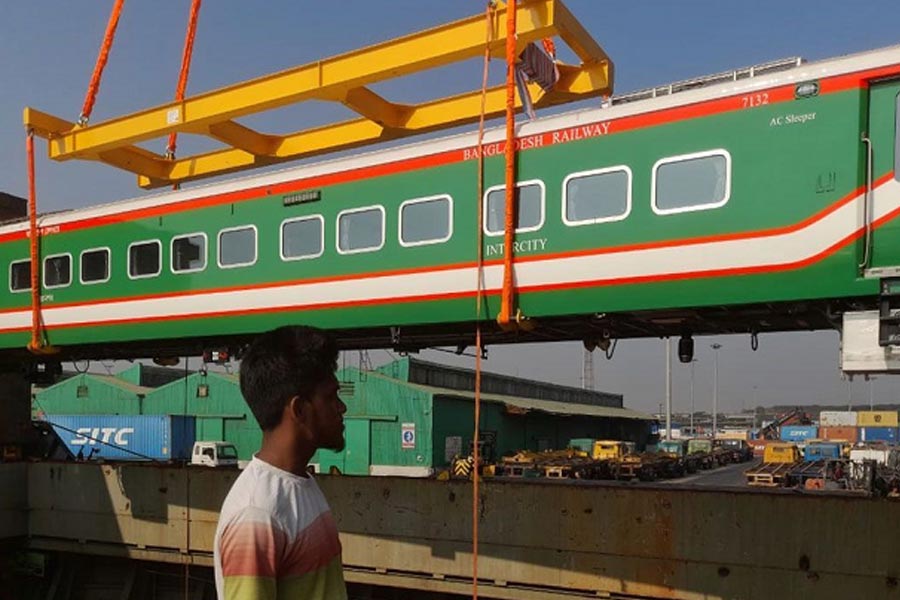 পদ্মা সেতুতে ঘণ্টায় ১২০ কিমি গতিতে ছুটবে ট্রেন। সেতুতে ট্রেন পরিষেবা চালু হলে ও পার বাংলায় যোগাযোগ ব্যবস্থা আরও সুদৃঢ় হবে। 