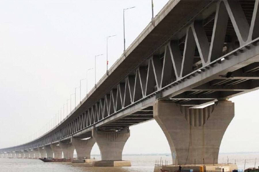 পদ্মা সেতু তৈরি করে রীতিমতো তাক লাগিয়েছে হাসিনা সরকার। প্রথম দিন থেকেই এই সেতু ঘিরে উন্মাদনা দেখা গিয়েছে ও পার বাংলার মানুষের মধ্যে। সেতুতে যান চলাচল শুরুর পর বহু মানুষ সেখান দিয়ে যাতায়াত করছেন। রেকর্ড হারে টোল আদায় করা হচ্ছে। 