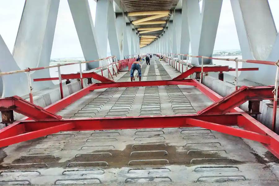 প্রসঙ্গত, ১৯৯৬ সালে আওয়ামি লিগ ক্ষমতায় আসার পর পদ্মা সেতু তৈরির উদ্যোগ শুরু হয়। ২০০১ সালের ৪ জুলাই মাওয়া পয়েন্টে আনুষ্ঠানিক ভাবে পদ্মা সেতুর ভিত্তিপ্রস্তর স্থাপন করেছিলেন প্রধানমন্ত্রী শেখ হাসিনা।