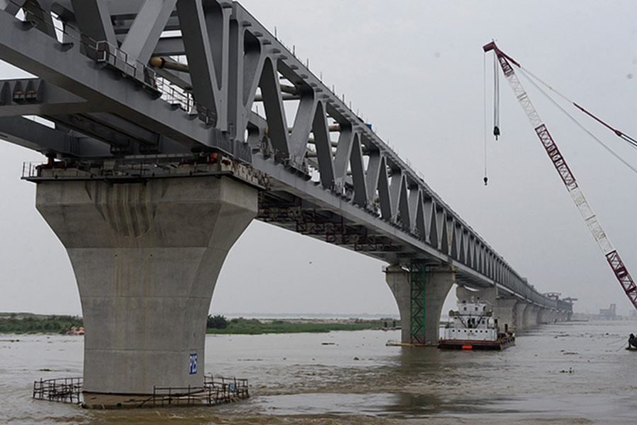 পদ্মা সেতুর দৈর্ঘ্য ৬.১৫ কিমি। তবে স্থলভাগের অংশ ধরলে সেতুর মোট দৈর্ঘ্য ৯ কিমিরও বেশি। এই সেতু নির্মাণের সঙ্গে যুক্ত ছিলেন ২০টি দেশের নাগরিক। 