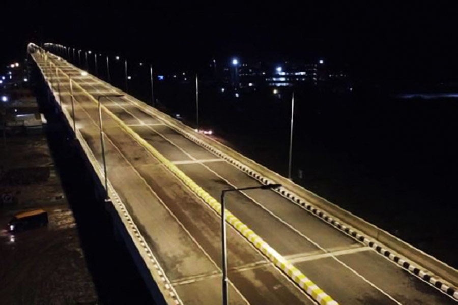 সেতু নির্মাণের কাজ পেয়েছিল চিনের মেজর ব্রিজ ইঞ্জিনিয়ারিং। পদ্মা নদীর দুই পাড়ের সংযোগ (সড়ক ও সার্ভিস এরিয়া) তৈরির দায়িত্ব দেওয়া হয়েছিল বাংলাদেশি সংস্থা আব্দুল মোনেম লিমিটেডকে। মালয়েশিয়ার একটি সংস্থার সঙ্গে হাত মিলিয়ে তারা কাজ করেছে।