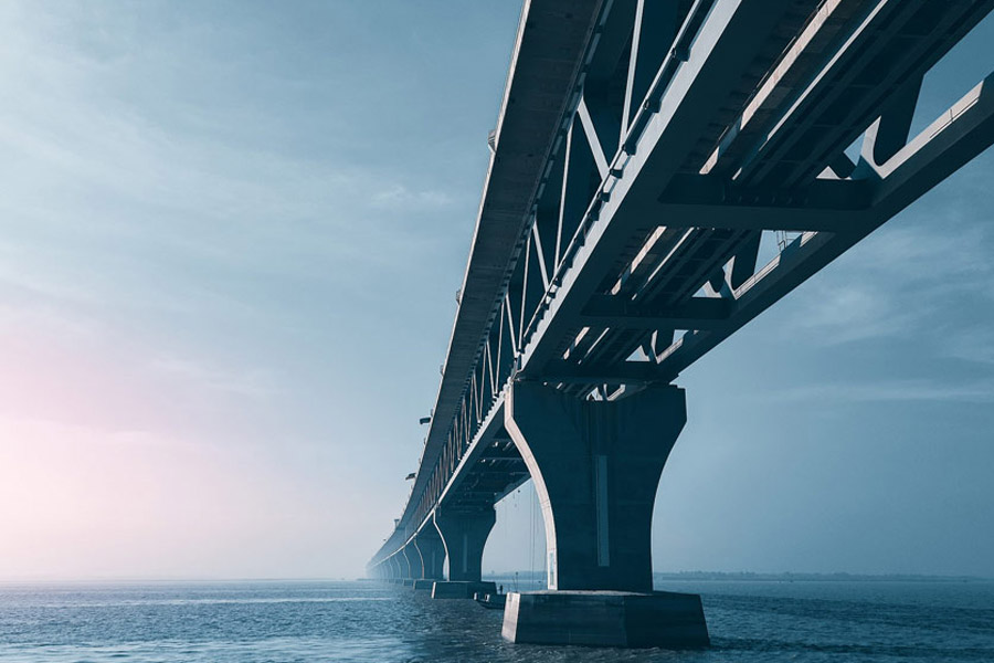 বাংলাদেশের সংবাদমাধ্যম ২৪ লাইভ নিউজ়পেপারের তথ্যানুযায়ী জানা গিয়েছিল, এই সেতু তৈরি করতে বিশ্বের সবচেয়ে দামি সিমেন্ট ব্যবহার করা হয়েছে। 