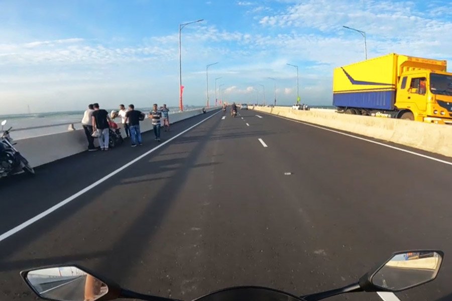 সেতুর পিলারে ‘মাইক্রো ফাইন’ নামে যে সিমেন্ট ব্যবহার করা হয়েছে, তার বস্তাপ্রতি খরচ ১৫ হাজার টাকা। অস্ট্রেলিয়া থেকে এই সিমেন্ট আনা হয়েছে বলে খবর।