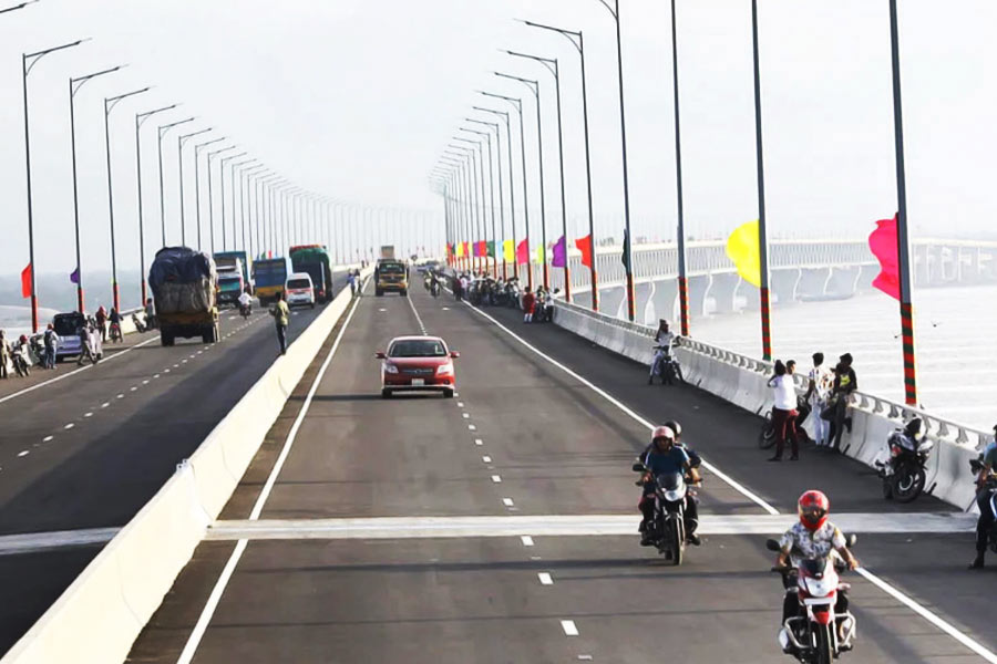 পদ্মা সেতু চালুর আগে যশোহর-খুলনা থেকে ঢাকা পৌঁছতে ৬ থেকে ১২ ঘণ্টা পর্যন্ত সময় লাগত। এর ফলে দ্রুত যাতায়াতের ক্ষেত্রে ঢাকা-যশোহর বিমান পরিষেবার উপরেই নির্ভরশীল হয়ে পড়েছিলেন সাধারণ মানুষ। কিন্তু বর্তমানে সেতুর জন্য ঢাকা-যশোহর রুটে বিমান চলাচলের ক্ষেত্রে নির্ভরতা কমেছে অনেকটা। 