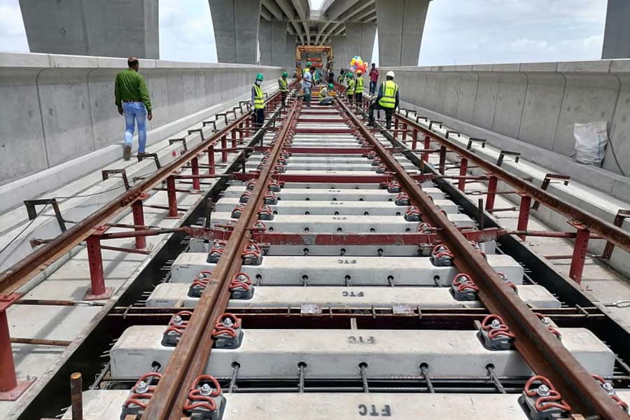 ‘স্বপ্নের সেতু’তে টোল আদায়ে যথেষ্ট খুশি বাংলাদেশের সরকার। সে দেশের একাধিক সংবাদমাধ্যম সূত্রে জানা গিয়েছে, সেতু খোলার পর ২৬ জুন থেকে ১৫ জুলাই পর্যন্ত প্রথম ২০ দিনে পদ্মা সেতুতে টোল আদায় হয়েছে ৫২ কোটি ৫৫ লক্ষ ৩৫ হাজার ৬৫০ টাকা।