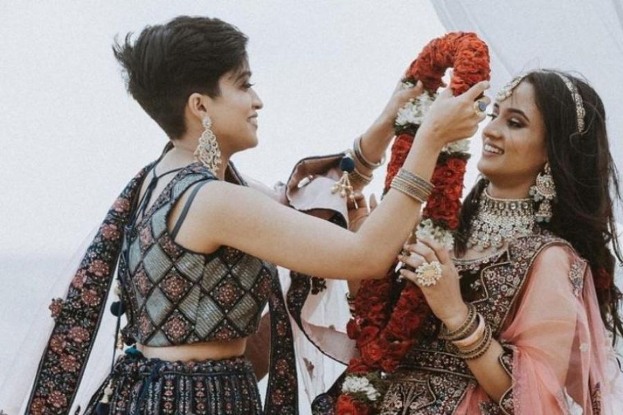 সমাজের ছুঁৎমার্গকে কার্যত বুড়ো আঙুল দেখিয়ে নিজেদের স্বপ্নের জীবনে প্রবেশ করলেন কেরলের সমকামী যুগল। ছোটবেলার বন্ধু আদিলা এবং নাসরিন বা নুরা। তাঁদের বিয়ের সাজই এখন ভাইরাল সমাজ মাধ্যমে।