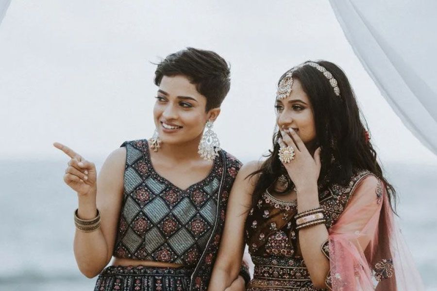 সম্প্রতি বিয়ের সাজে একটি ফটোশ্যুট করেন তাঁরা। সেই ফোটোশুট মুহূর্তে ভাইরাল হয় সমাজ মাধ্যমে। কখনও কটাক্ষ, কখনও বা বাহবা — এই যুগল তাঁদের সম্পর্কের কথা নিয়ে অকপট। কোনও রকম ভনিতা ছাড়াই প্রকাশ্যে তাঁদের সম্পর্কের কথা স্বীকার করেন।