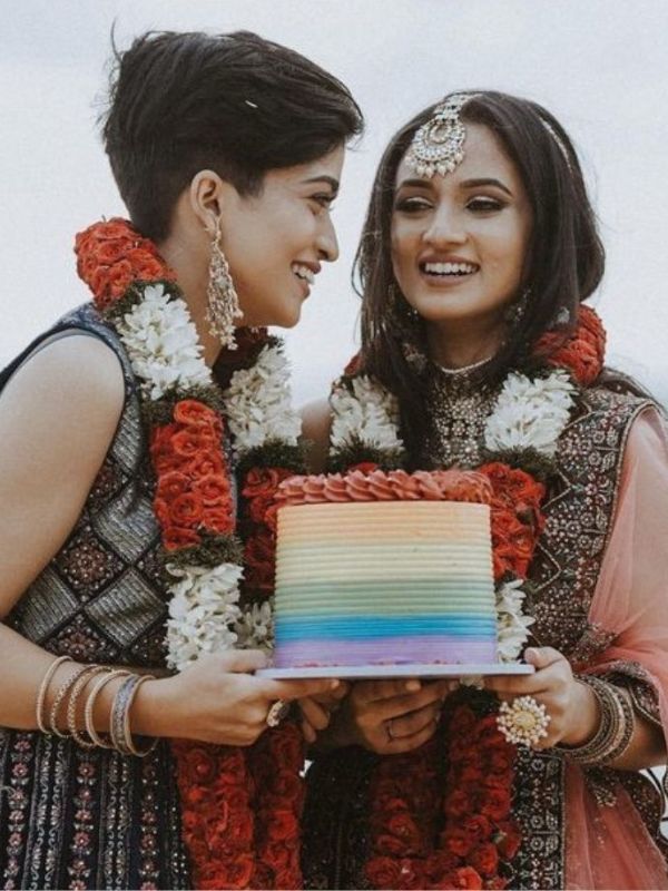 সুন্দর লেহঙ্গায় সেজেছিলেন দু’জন। সঙ্গে ছিল মানানসই গয়না। ছবিতেই স্পষ্ট দু’জনের রসায়ন। প্রাইড রঙের কেকও কাটেন যুগল।  