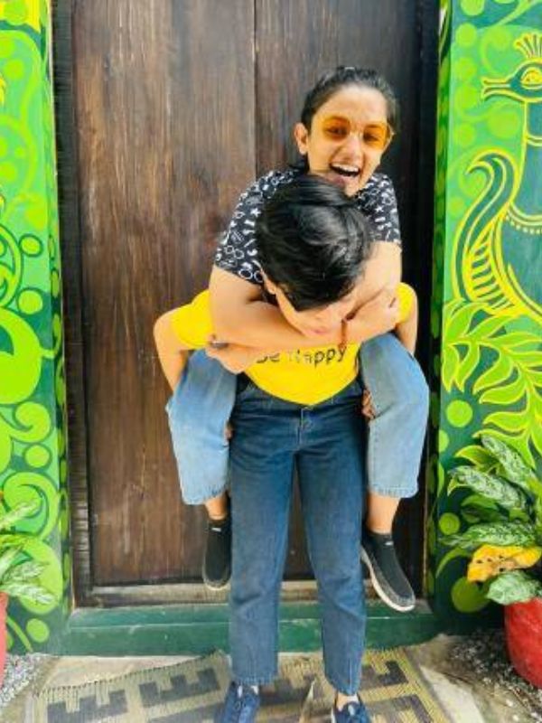 সম্প্রতি তাঁরা নিজেদের জীবন নিয়ে স্মৃতি রোমন্থন করেছেন। জানিয়েছেন, সেই সময় থেকেই তাঁদের পরস্পরের প্রতি ভাললাগা তৈরি হয়। সেই ভাল লাগাই ধীরে ধীরে ভালবাসা পরিণত হয়। পরবর্তীকালে তাঁরা ঠিক করেন একে অপরের সঙ্গে জীবনসঙ্গী হিসাবেই থাকবেন। 