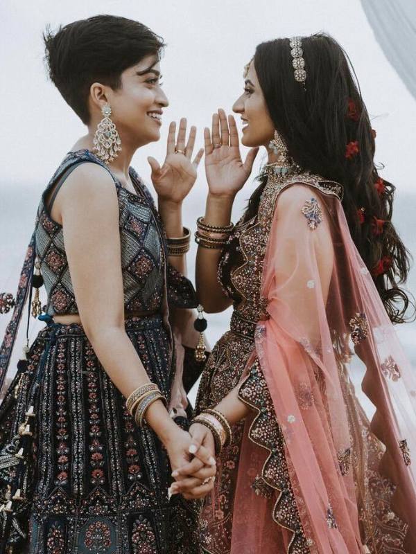 সময়ের সঙ্গে সঙ্গে প্রচলিত ধ্যান ধারণার বদল ঘটছে। অদম্য সাহস আর ধৈর্য্যের ওপর নির্ভর করেই নিজেদের মতো করে জীবন কাটানোর দিকে এগিয়ে যাচ্ছেন মানুষ। তথাকথিত সমাজের সমস্ত বেড়াজাল অতিক্রম করে নিজেদের প্রতিষ্ঠিত করতে তৈরি তাঁরা।