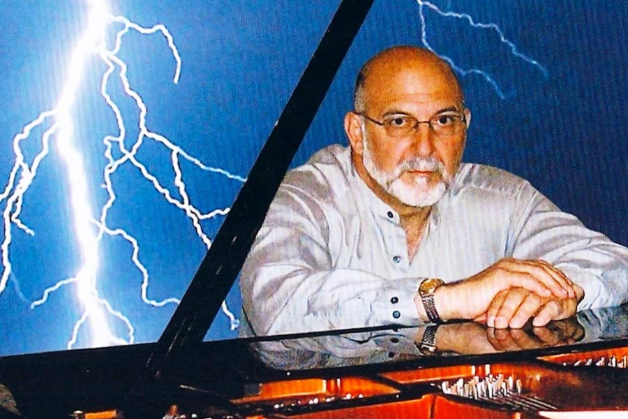 নিউ ইয়র্কের বাসিন্দা টোনি সিকোয়ার কাহিনি অন্য রকম। ১৯৯৪ সাল যেন তাঁর জীবনে আমূল পরিবর্তন এনে দেয়। রাস্তার ধারের একটি ‘পেফোন’ থেকে টোনি তাঁর মাকে ফোন করেন। এই ধরনের ফোন থেকে কথা বলতে গেলে কয়েন ফেলে নম্বর ডায়াল করতে হয়। টাকা না দিলে ফোনও করা যায় না এই ফোন থেকে। টোনিও নিয়ম মেনে টাকা দিয়ে তাঁর মায়ের নম্বর ডায়াল করেন। কিন্তু তখনই ঘটে বিপত্তি।