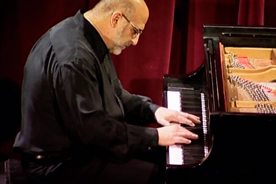 টোনি বেশি ক্ষণ কিছু মনে রাখতে পারতেন না। জোর আওয়াজে গানবাজনা শুনতে পছন্দ করতেন তিনি। কিন্তু কিছু দিন পর তিনি লক্ষ করেন, পিয়ানোর সুর টানছে টোনির মনকে। ঝোঁকের বশে পিয়ানো নোট লেখা কাগজপত্র জোগাড় করতে শুরু করলেন তিনি।