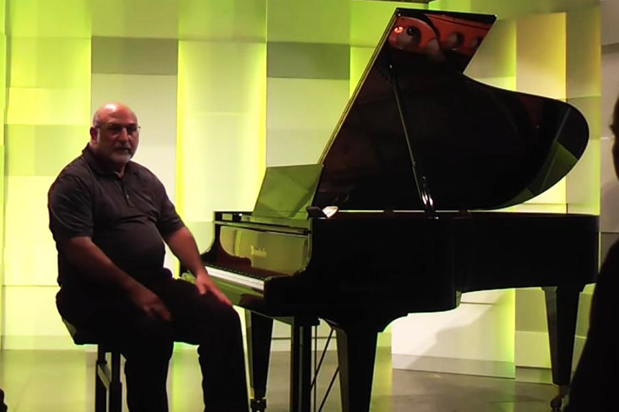 যে মানুষটি কোনও দিন পিয়ানো ছুঁয়ে দেখেননি, সেই মানুষটিই কিনা পিয়ানোর প্রতিটি নোট দেখে বুঝতে পারছেন।শুধু তা-ই নয়, পিয়ানোয় নিজে থেকে সুর দিয়ে বাজাতেন তিনি। দুর্ঘটনার পর পিয়ানো বাজানোর বিশেষ ক্ষমতা টোনি অর্জন করেছেন বলে একাংশের দাবি।