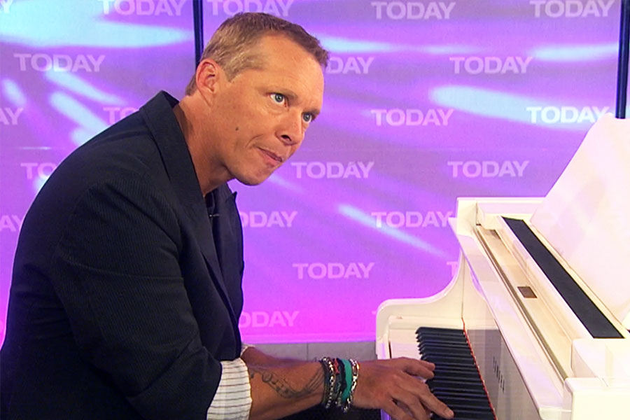 তিনি চোখের সামনে সব সময় সাদা কালো বাক্সের আকারে গানের নোট ভেসে বেড়াতে দেখতেন। তার পর তিনি নিজে থেকেই পিয়ানোতে অসাধারণ সুর সৃষ্টি করতেন।