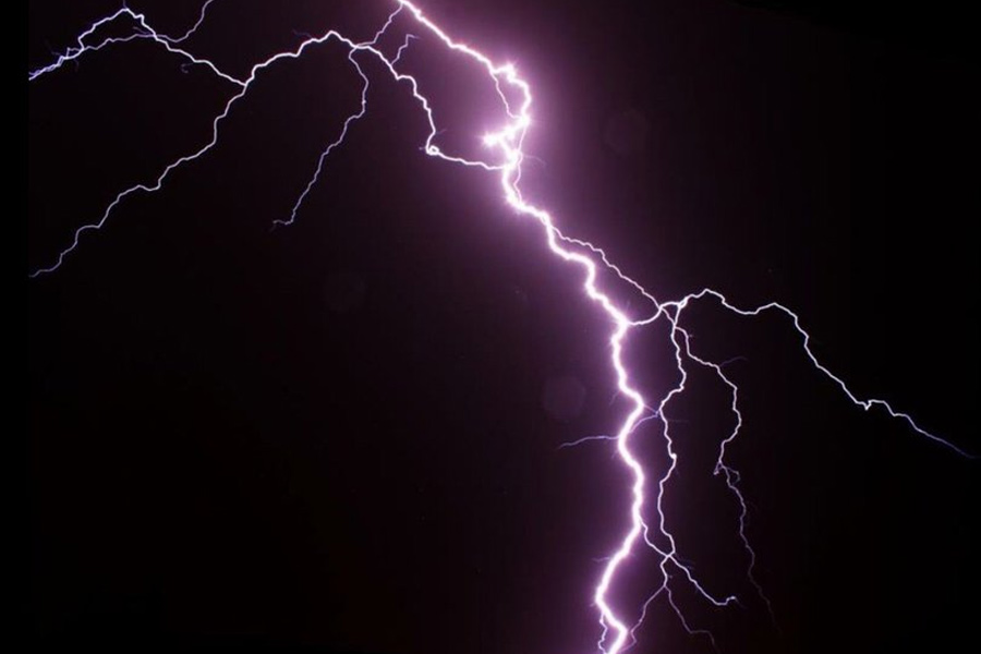 ২০১৯ সালের ঘটনা। উগান্ডার একটি মাঠে একদল বাচ্চা ঝড়বৃষ্টির মধ্যে খেলছিল। তাদের মধ্যে ১৩ বছর বয়সি আদরোয়া বাজের আওয়াজে অজ্ঞান হয়ে প়ড়ে। তাকে নিকটবর্তী হাসপাতালে নিয়ে যাওয়া হয়। চিকিৎসার পর সুস্থ হয়ে ওঠে আদরোয়া।