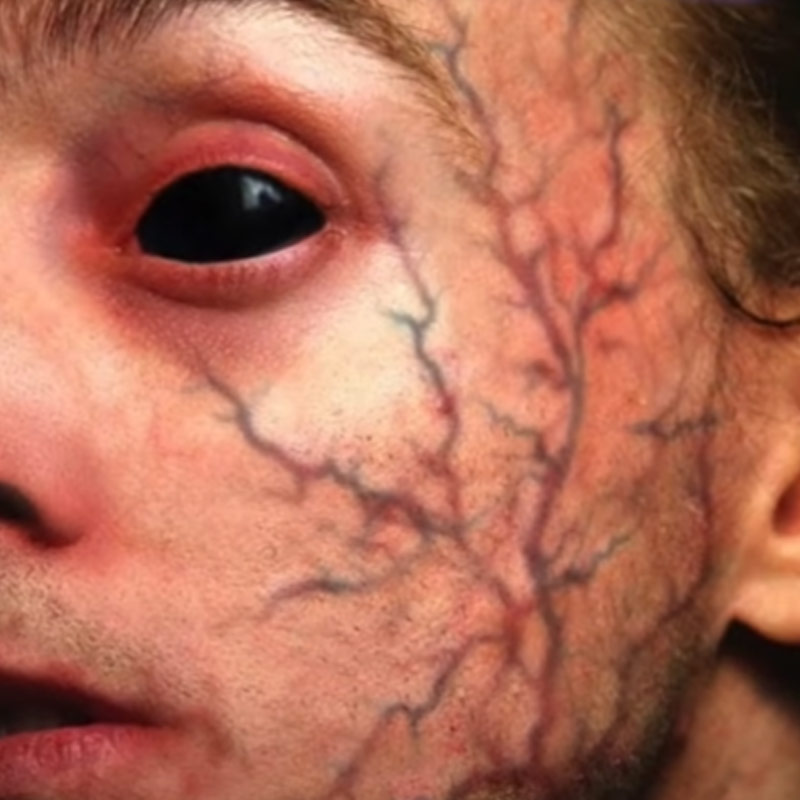 কিন্তু এ যেন এক অন্য আদরোয়া। চোখের মণি আগের মতো বাদামি নয়, নীল রঙে পরিণত হয়েছে। শরীরের শিরা-ধমনীগুলিও স্পষ্ট বোঝা যাচ্ছে।