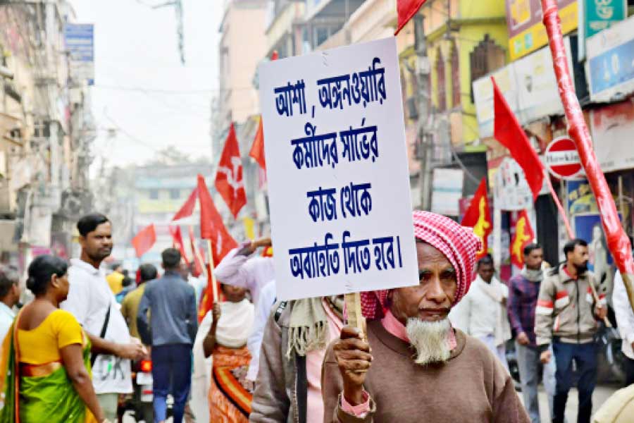 রামপুরহাটে বামফ্রন্টের মিছিল। সোমবার। নিজস্ব চিত্র 