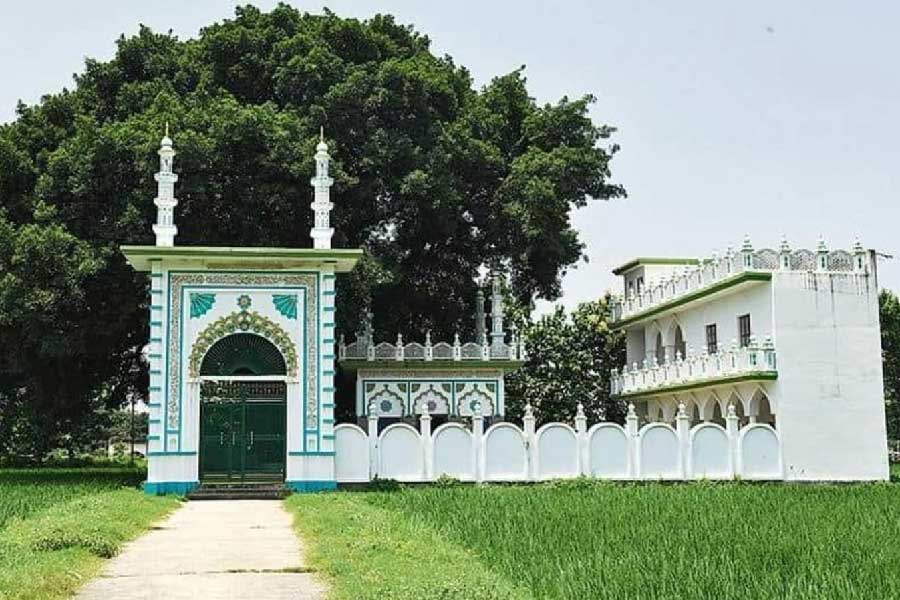 মসজিদ ট্রাস্টের ওই জমি দশ ফুট উঁচু কাঁটাতারের বেড়া দিয়ে ঘেরা।