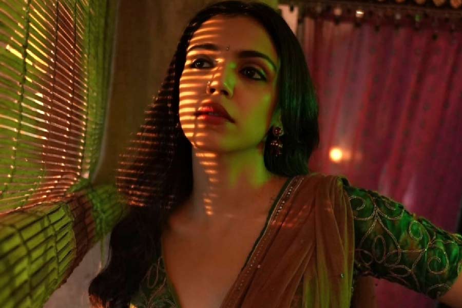 শ্রিয়ার আগামী ওয়েব সিরিজ় নিয়ে অনুরাগীমহলে আলাদা করে কৌতূহল তৈরি হয়েছে। কারণ সেখানে শ্রিয়াকে দেখা যাবে ভিন্ন স্বাদের একটি চরিত্রে। যৌনকর্মীর ভূমিকায় অভিনয় করবেন শ্রিয়া।