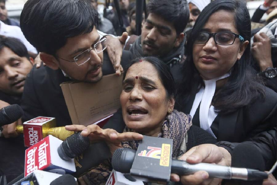 এক মাত্র বাবা ও পিসি সীমাকে পেয়ে খুশি হয়েছিলেন। তাঁদের জন্যই নিজের প্রাণ ফিরে পেয়েছেন সীমা। তার পর থেকে একটু একটু করে বড় হয়ে ওঠার নেপথ্যে সব সময় বাবাকে পাশে পেয়েছেন সীমা। 