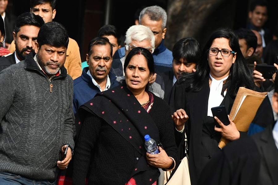 সীমার গ্রামের মেয়েরা অষ্টম শ্রেণির পর আর পড়তেন না। তার কারণ উচ্চ বিদ্যালয় গ্রাম থেকে প্রায় তিন কিলোমিটার দূরে। ফলে অত দূর স্কুলে যাওয়ার জন্য পরিবারের মেয়েদের ছাড়া হত না। কিন্তু এই ছক ভাঙেন সীমা। 