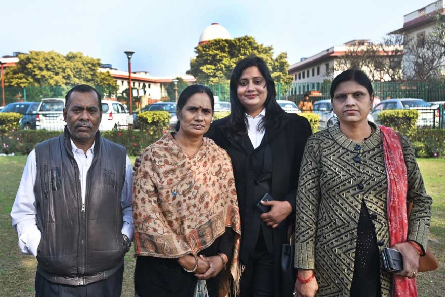 ভাইরা যদি অষ্টম শ্রেণির পরেও পড়াশোনা চালিয়ে যেতে পারে, তা হলে আমি কেন নয়! সীমার এই যুক্তির কাছে গ্রামের ‘রীতিনীতি’ ভেঙে খানখান হয়ে যায়। মেয়ের জেদকে প্রশ্রয় দেন সীমার বাবাও। সে সময় গ্রামের প্রধান ছিলেন সীমার বাবা। সীমাই ছিল গ্রামের প্রথম মেয়ে, যিনি অষ্টম শ্রেণির পরও পড়াশোনা চালিয়ে যান। 