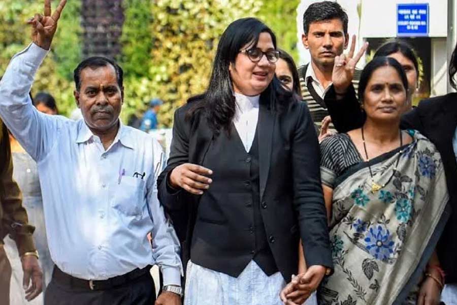 একা একা অত দূর স্কুল যাবে মেয়ে। খারাপ কিছু ঘটবে না তো! সব বাবার মতোই একই সংশয় কাজ করেছিল সীমার বাবার মনে। কিন্তু একটা ঘটনার পর মেয়েকে নিয়ে আর দুশ্চিন্তা করতেন না তাঁর বাবা। সীমার উদ্দেশে কটূক্তি করেছিল একটা ছেলে। তার জেরে সেই ছেলেটিকে বেদম ধোলাই দেন সীমা।