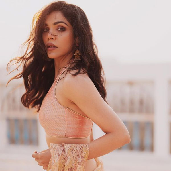 নতুন কাজ নিয়ে সংবাদমাধ্যমে কথা বলতে গিয়ে উত্তেজনা চেপে রাখতে পারেননি ৩৩ বছর বয়সি এই অভিনেত্রী। তিনি বলেছেন, ‘‘তাজ়া খবর-এ কাজ করার সুযোগ পেয়ে আমি আপ্লুত। এখানে আমি এমন একটি চরিত্রে কাজ করছি, যে রূপে আগে কখনও আমাকে দেখা যায়নি। এটা আমার কাছে একটা নতুন অভিজ্ঞতা।’’