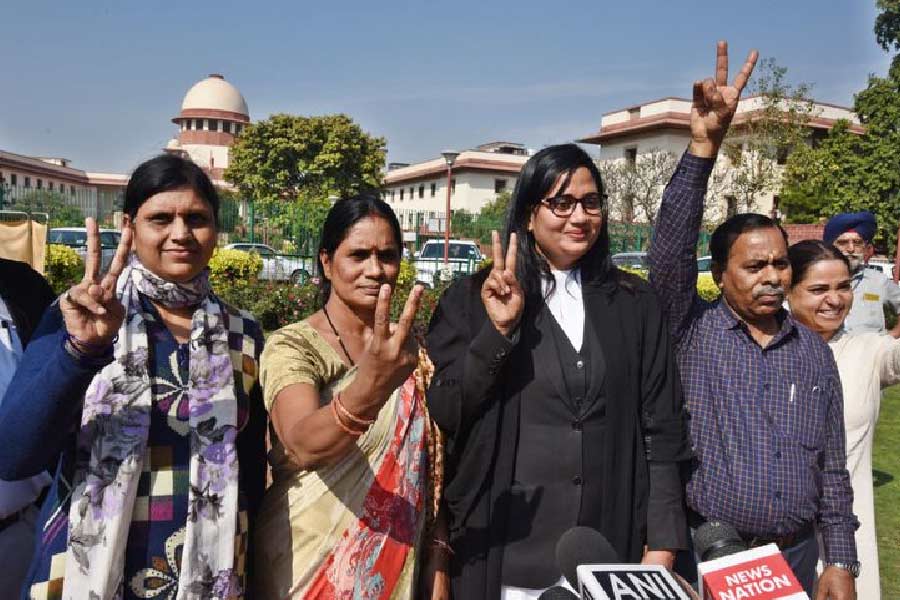 সীমার এই রণমূর্তি দেখার পর গ্রামের ছেলেরা তাঁর ভয়ে সিঁটিয়ে থাকতেন। ও খুব বিপজ্জনক মেয়ে— এমন কথাই তাঁর গ্রামের ছেলেরা বলতেন বলে জানিয়েছেন সীমা। পরে নির্ভয়াকাণ্ডে মামলার সময়ও তাঁকে অনেক লড়াই করতে হয়েছে। সীমার কথায়, ‘‘এটা হয়তো ভাগ্যেই ছিল যে, এক দিন আমার জীবনের গুরুত্বপূর্ণ মামলা লড়তে হবে।’’