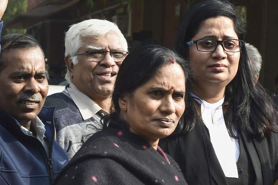 জীবনের প্রতিটি ক্ষেত্রে ছক ভেঙেছেন সীমা। সেই সঙ্গে চালিয়ে গিয়েছেন তাঁর সংগ্রাম। তাঁর যাত্রাপথে কোনও কিছুই বাধা হয়ে দাঁড়াতে পারেনি। বলা ভাল, কোনও প্রতিবন্ধকতাই মানেননি। সে কারণেই গ্রামের প্রথম মেয়ে হয়ে লখনউতে এনসিসি দলের ক্যাপ্টেন হয়ে প্রতিযোগিতায় জয়ী হয়েছিলেন। সেই সময় সংবাদপত্রে সীমার ছবিও প্রকাশিত হয়েছিল। গ্রামবাসীরা ভেবেছিলেন, এই মেয়ে হয়তো তাঁদের গ্রামকে নষ্ট করে দিচ্ছেন। কিন্তু সীমা কোনও বাধারই ‘সীমা’ মানেননি। 