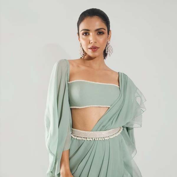 ‘তাজ়া খবর’-এর হাত ধরে ওয়েব সিরিজ়ের দুনিয়ায় প্রযোজক হিসাবেও পা রাখছেন ভুবন। এখানে তিনি সহ-প্রযোজক। শ্রিয়া ভুবনের সঙ্গে পর্দায় দেখা যাবে জেডি চক্রবর্তীকেও।