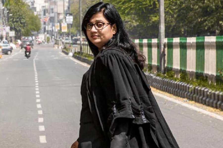 দশম শ্রেণির পরীক্ষায় পাশের পর সীমার বিয়ের তোড়জোড় শুরু করে পরিবার। কিন্তু কিছুতেই বিয়ে করতে রাজি ছিলেন না। কারণ আরও পড়াশোনা করতে চেয়েছিলেন তিনি। এ কারণে তিন দিন আমরণ অনশনে বসেছিলেন সীমা। এ কথা জানার পর পাত্রপক্ষ আর সীমার বাড়ির দিকে পা বাড়াননি। 