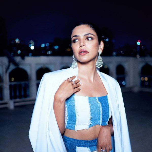 সোমবার হটস্টারের তরফে ইনস্টাগ্রামে একটি ভিডিয়ো পোস্ট করে ‘তাজ়া খবর’-এ শ্রিয়ার চরিত্রের ঝলক প্রকাশ করা হয়েছে। ছোট্ট সেই ঝলকেই তাক লাগিয়ে দিয়েছেন অভিনেত্রী। 