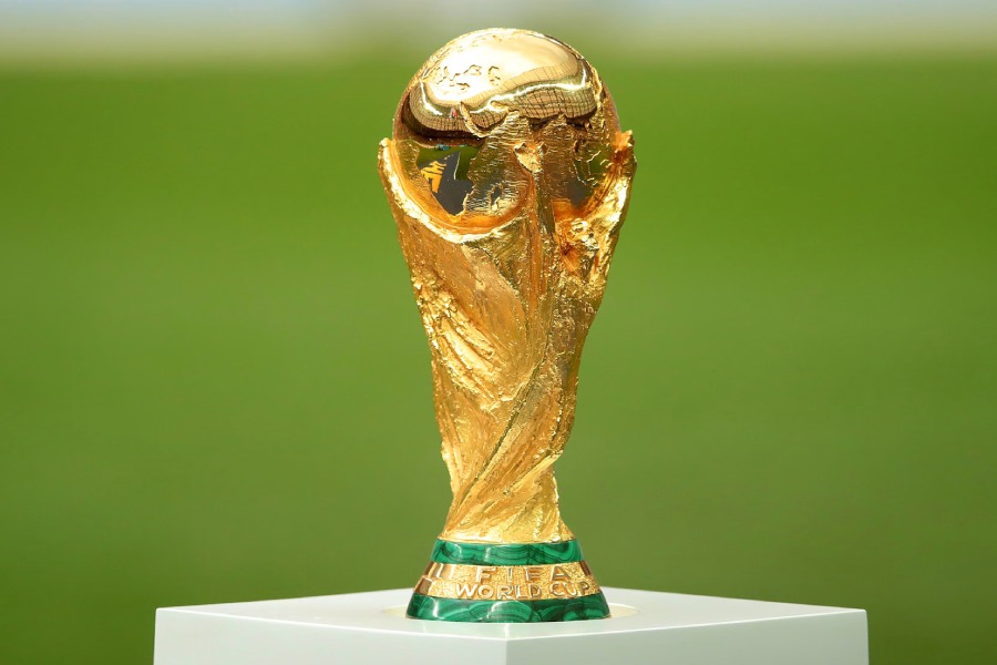 হাড্ডাহাড্ডি লড়াইয়ের পর কোয়ার্টার ফাইনাল থেকে ছিটকে গিয়েছে নেমারের ব্রাজিল এবং রোনাল্ডোর পর্তুগাল। সেরা হওয়ার দৌড়ে এখন আর্জেন্টিনা, ফ্রান্স, মরক্কো এবং ক্রোয়েশিয়া। তার মধ্যে মেসির আর্জেন্টিনা এবং লুকা মড্রিচের ক্রোয়েশিয়ার ভাগ্য পরীক্ষা রয়েছে মঙ্গলবার রাতেই। একটি দল জিতে নেবে বিশ্বসেরার তকমা। সে দেশের মাথায় উঠবে বিশ্বকাপের মুকুট। সেরা এবং সেরার থেকে এক-দু’পা পিছিয়ে থাকা দলগুলি পুরস্কার হিসাবে কত টাকা করে পাবে? কত টাকা পাবে বেশ কয়েক ধাপ পিছিয়ে থাকা দলগুলি?