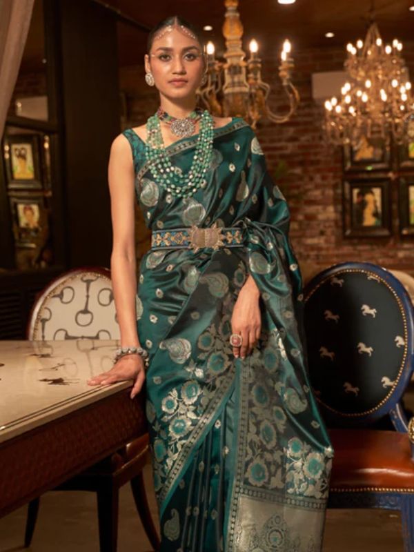 পচম্পল্লি: তেলঙ্গানার নালগোন্ডা জেলায় এই শাড়ির জন্ম। ঝলমলে রং এবং পাড়ে ঠাসা জরির কাজ। সঙ্গে থাকে শাড়ি জুড়ে জ্যামিতিক আকারের নকশা।  