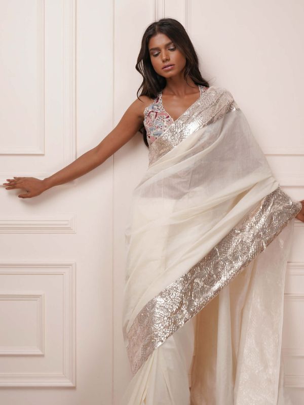 চান্দেরি: সিল্ক, সুতি ও জরির মেলবন্ধনে এই শাড়ি। মধ্যপ্রদেশের চান্দেরি অঞ্চলে এর উৎপত্তি। পুরাণের পাতা থেকে জানা যায়, শ্রীকৃষ্ণের আত্মীয় শিশুপাল এই শাড়ির প্রবর্তন করেন। বেশ সূক্ষ্ম এবং হালকা, মার্জিত সাজের জন্য একেবারে উপযুক্ত চান্দেরি।  