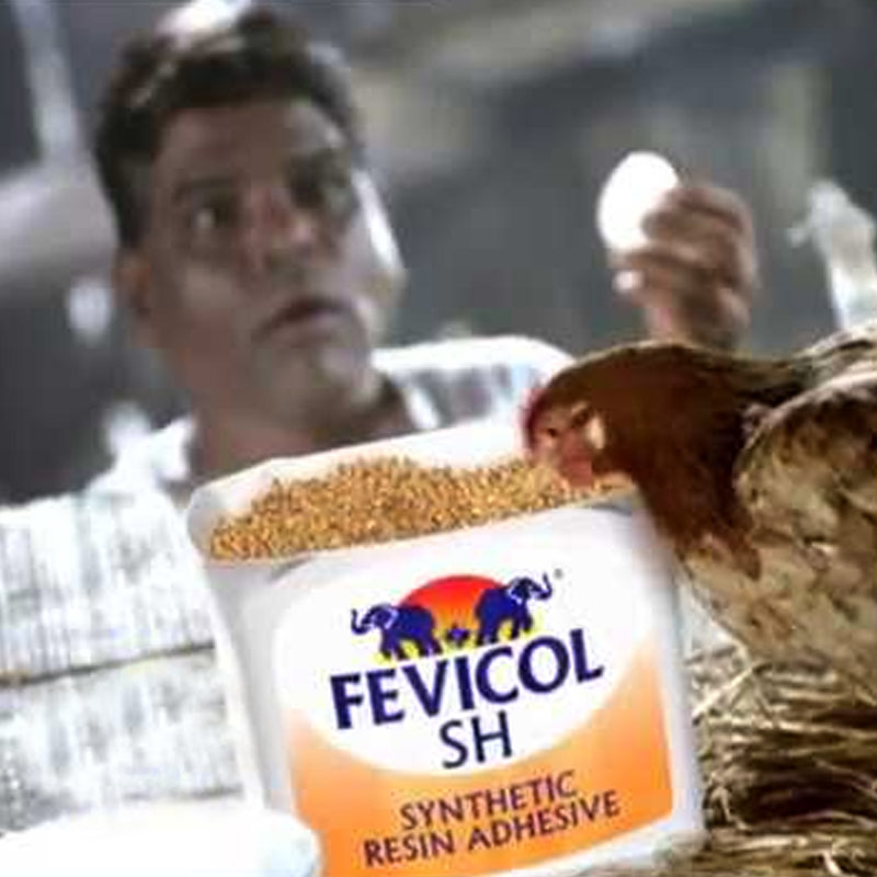 প্রথম দৃশ্য: ডিমের ওমলেট বানানো হবে বলে একের পর এক ডিম ফাটানো হচ্ছে। কিন্তু হঠাৎ রাঁধুনির হাতে এমন একখানা ডিম এসে পড়ে যে, তা কিছুতেই ফাটানো যাচ্ছে না। হাতুড়ি দিয়েও ভাঙার চেষ্টা করে ব্যর্থ হন রাঁধুনি। হাত থেকে ডিমটি পিছলে একটি কলসিতে লাগে। সেই আঘাতে ডিম না ভাঙলেও কলসিটি ফুটো হয়ে যায়। সন্দেহ হওয়ায় রাঁধুনিটি উপরের তাকে চেয়ে দেখেন, একটি মুরগি ফেভিকলের কৌটোয় রাখা দানা খাচ্ছে।