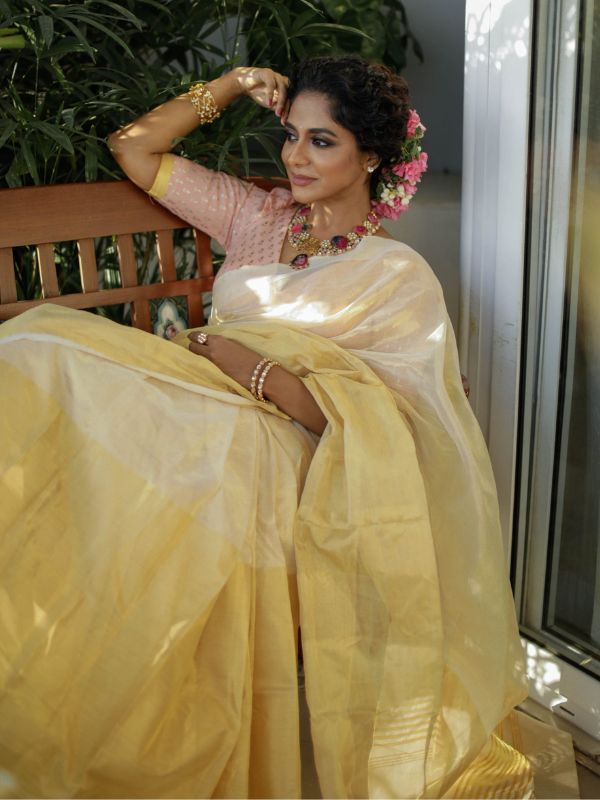 কসাভু: জরির পাড়যুক্ত সিল্ক অথবা সুতির সাদা শাড়ি। কেরলে তৈরি হয় এই কসাভু শাড়ি। সাধারণত এটি কেরালা কটন নামে পরিচিত। এই শাড়িতেই বিয়ের পিঁড়িতে বসেন কেরলের কনেরা। কেবল সাদা রঙেই পাওয়া যায় আসল কসাভু।     